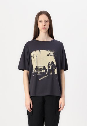 NMIDA CHEMICAL BROTHERS TEE - Print T-shirt - obsidian