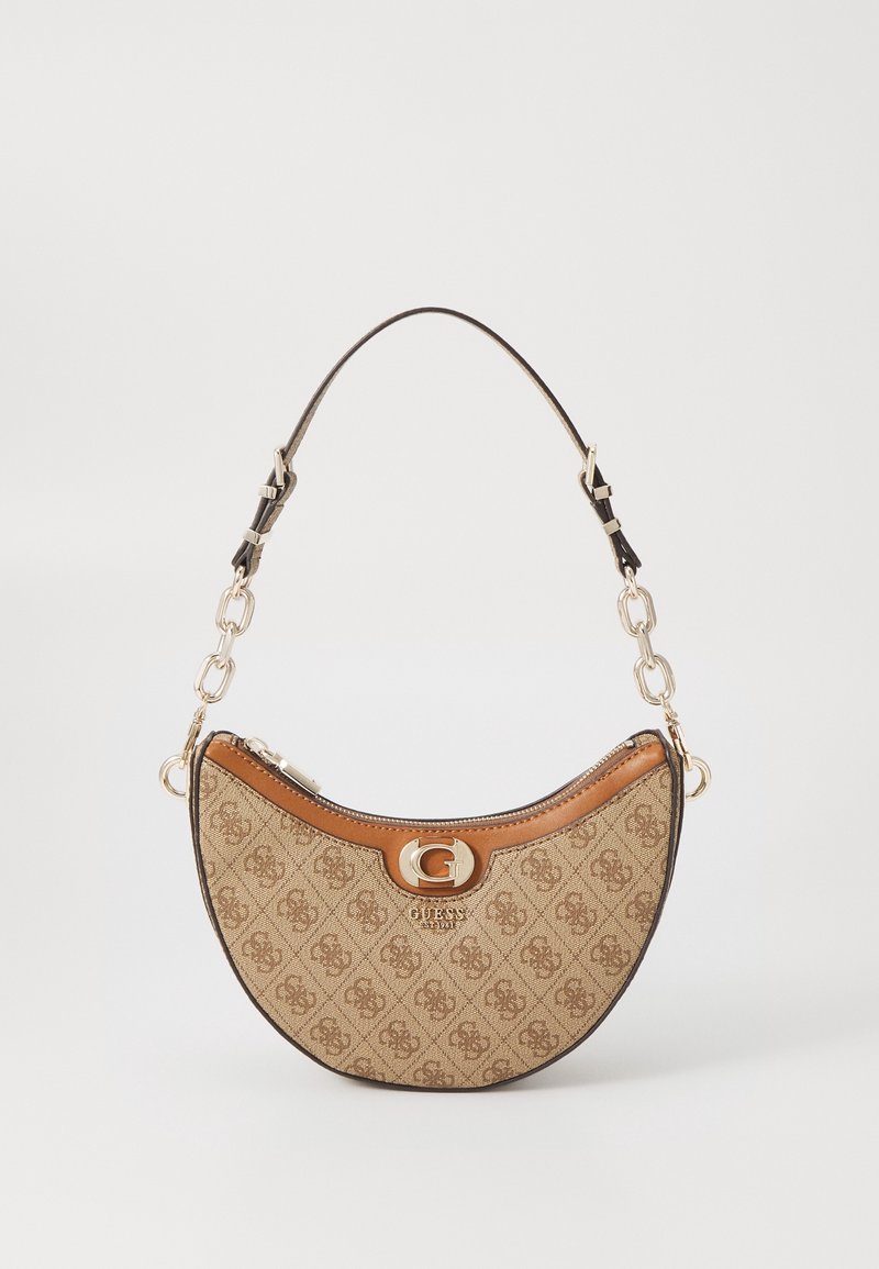 Petit sac à bandoulière Guess beige et marron avec maillons de chaîne dorés, fermoir logo "G" et forme incurvée en demi-lune.