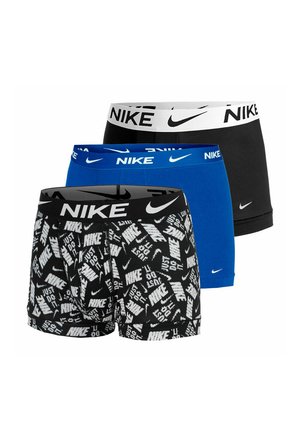 Drei Paar Nike-Boxershorts: schwarz mit weißem Logosbund, einfarbig blau mit blauem Bund und schwarz gemustert mit Nike-Logos und dem Schriftzug "Just Do It".
