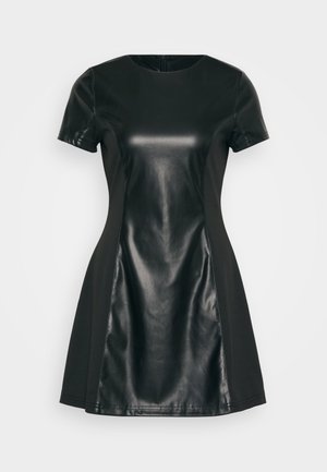 Vestido preto com um corpete justo, mangas curtas e saia ampla. Feito de uma combinação de couro liso e tecido macio.