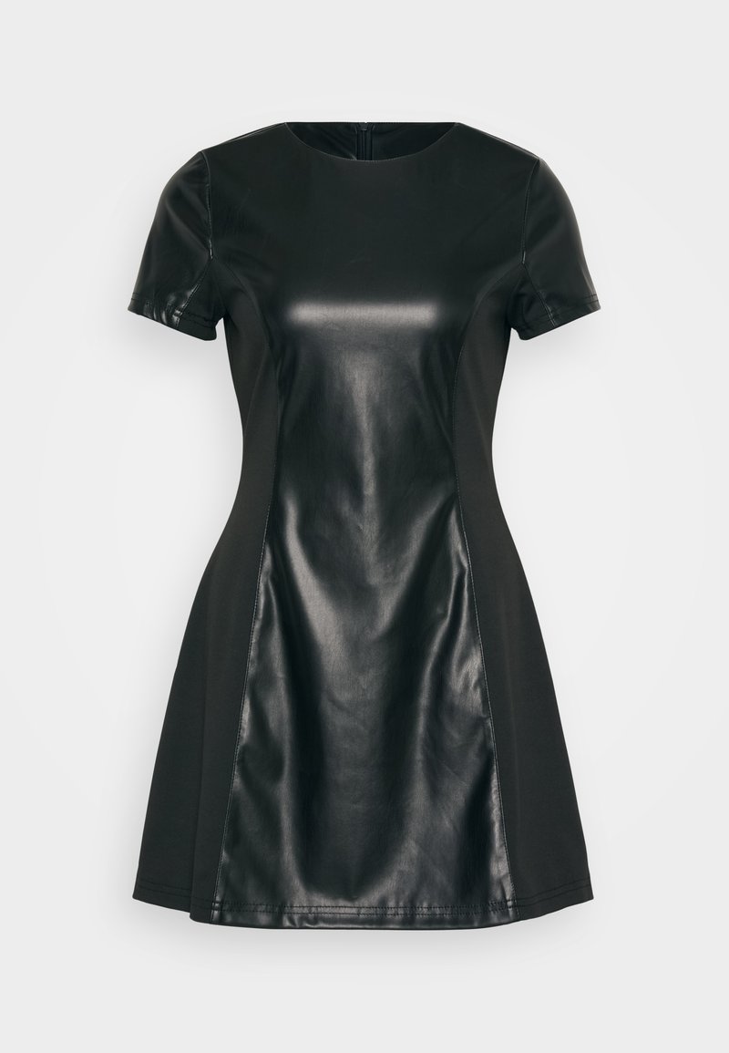 Schwarzes Kleid mit tailliertem Oberteil, kurzen Ärmeln und ausgestellt Rock. Hergestellt aus einer Kombination aus glänzendem Leder und weichem Stoff.