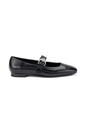 Bailarina de charol negro con punta afilada, que presenta una correa y un detalle de hebilla. Textura suave y tacón bajo.