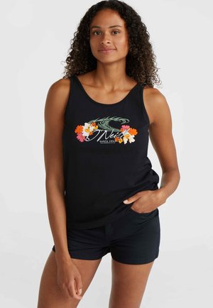 Débardeur noir avec un motif floral coloré et le texte "J'Neill". Le tissu a une texture lisse et une coupe décontractée. Associé à un short bleu marine.