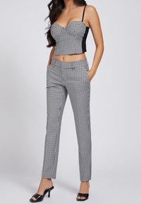 Svart och vit gingham crop-top med bustierstil och svarta sidopaneler, kombinerad med matchande skräddarsydda byxor. Slät tyg, slim fit.