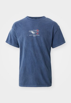 T-shirt bleu en coton à manches courtes. Il présente un graphique de montagnes et le texte "MOUNT HAKU NISHIWAKI JAPAN" en blanc et rouge.