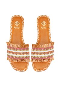 Sandales en cuir tan avec des accents de franges tissées rose, blanc et orange. Comprend une semelle intérieure texturée et des coutures décoratives.