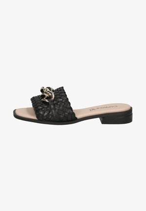 Sandalo slide in pelle intrecciata nera con suola piatta, caratterizzato da un accento decorativo in catena dorata sulla tomaia. Soletta beige liscia e design minimalista.