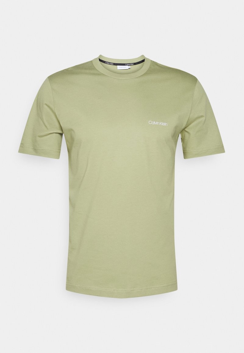 T-shirt vert clair à manches courtes et col rond avec un petit logo Calvin Klein blanc sur la poitrine gauche, présenté sur un fond uni.