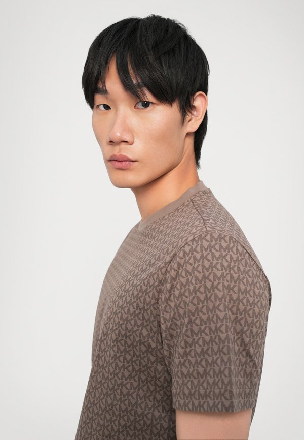 SIG TEE - Print T-shirt - chestnut2