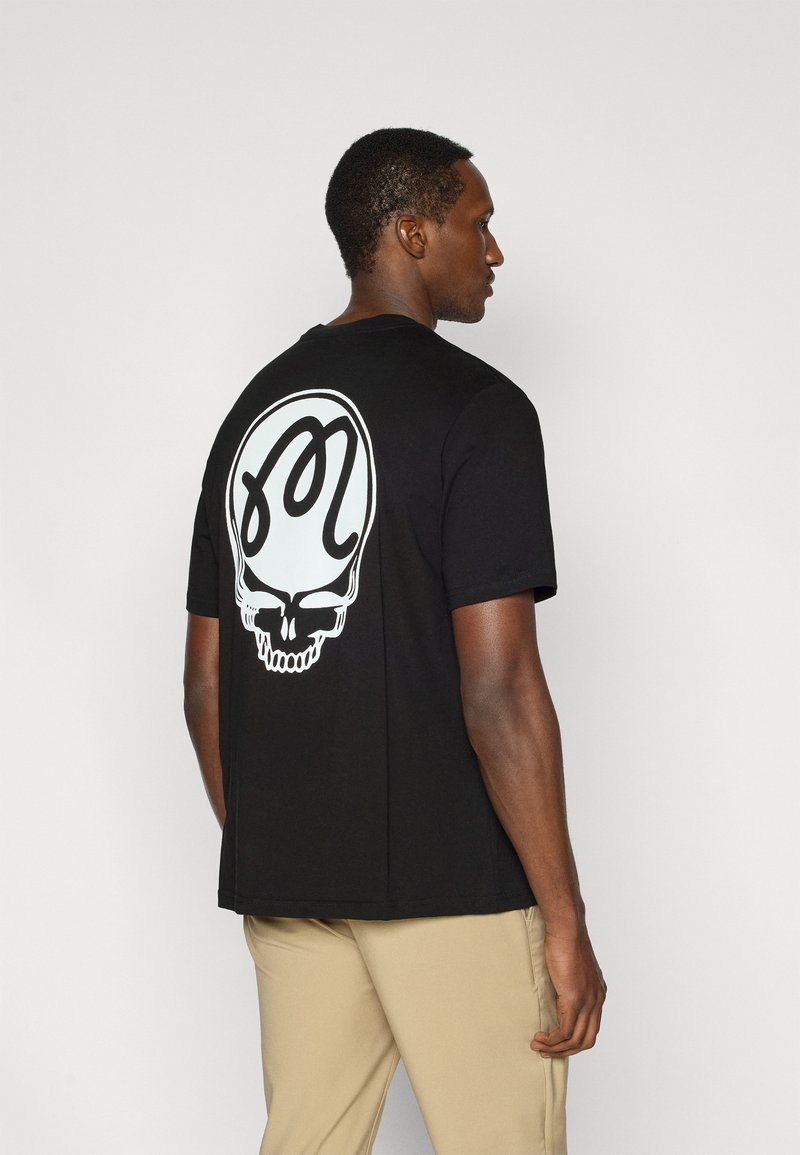 Μαύρο βαμβακερό T-shirt με μεγάλο λευκό γραφικό κρανίο με περίπλοκο σχέδιο στην πλάτη. Λαιμόκοψη crew, κοντά μανίκια, άνετη εφαρμογή.