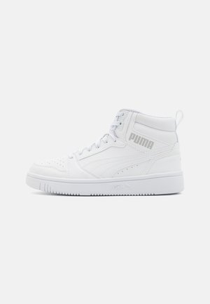 Witte hoge Puma sneaker met veters, logo opzij en hieltab, met dikke zool en geperforeerde teenzone.