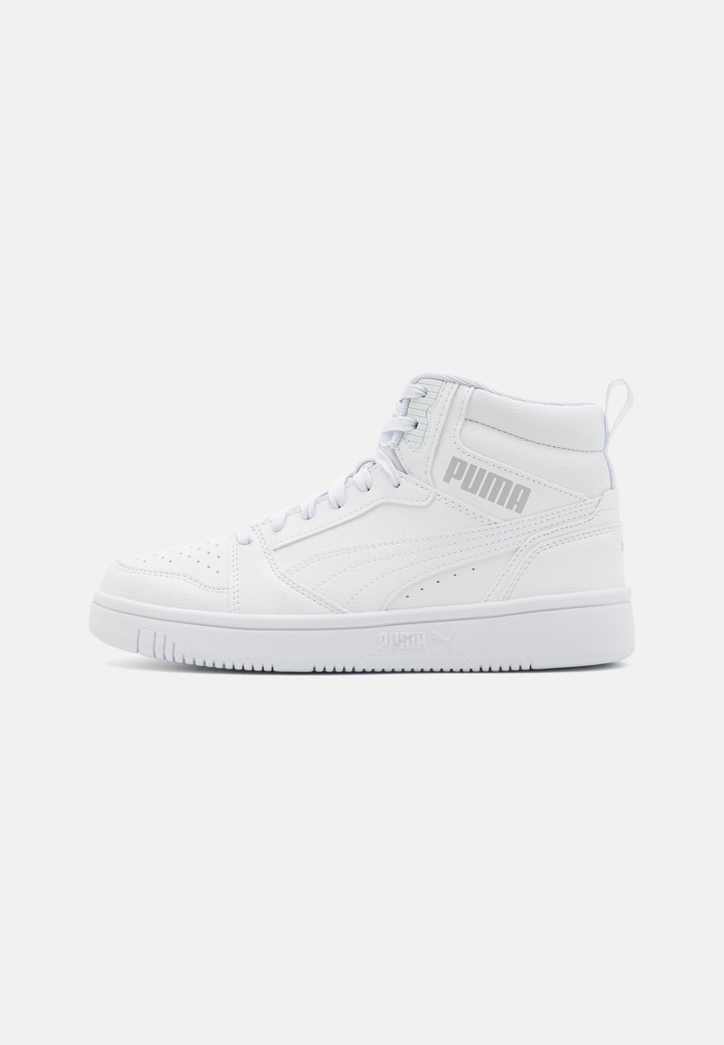 Baskets montantes blanches Puma avec lacets, logo sur le côté et languette au talon, avec une semelle épaisse et une zone perforée au niveau des orteils.