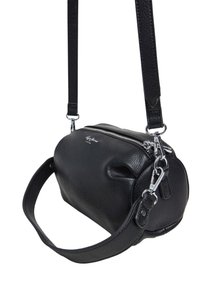 Borsa a spalla in pelle nera con forma arrotondata, superficie texturizzata, accessori in metallo argentato e tracolla regolabile. Caratterizzata da una chiusura con zip superiore.