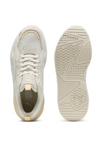 Puma sneakers met een lichtbeige textielen bovenwerk, crèmekleurige accenten, een gevoerde zool met een patroon op de loopzool en een logodetail op de tong.