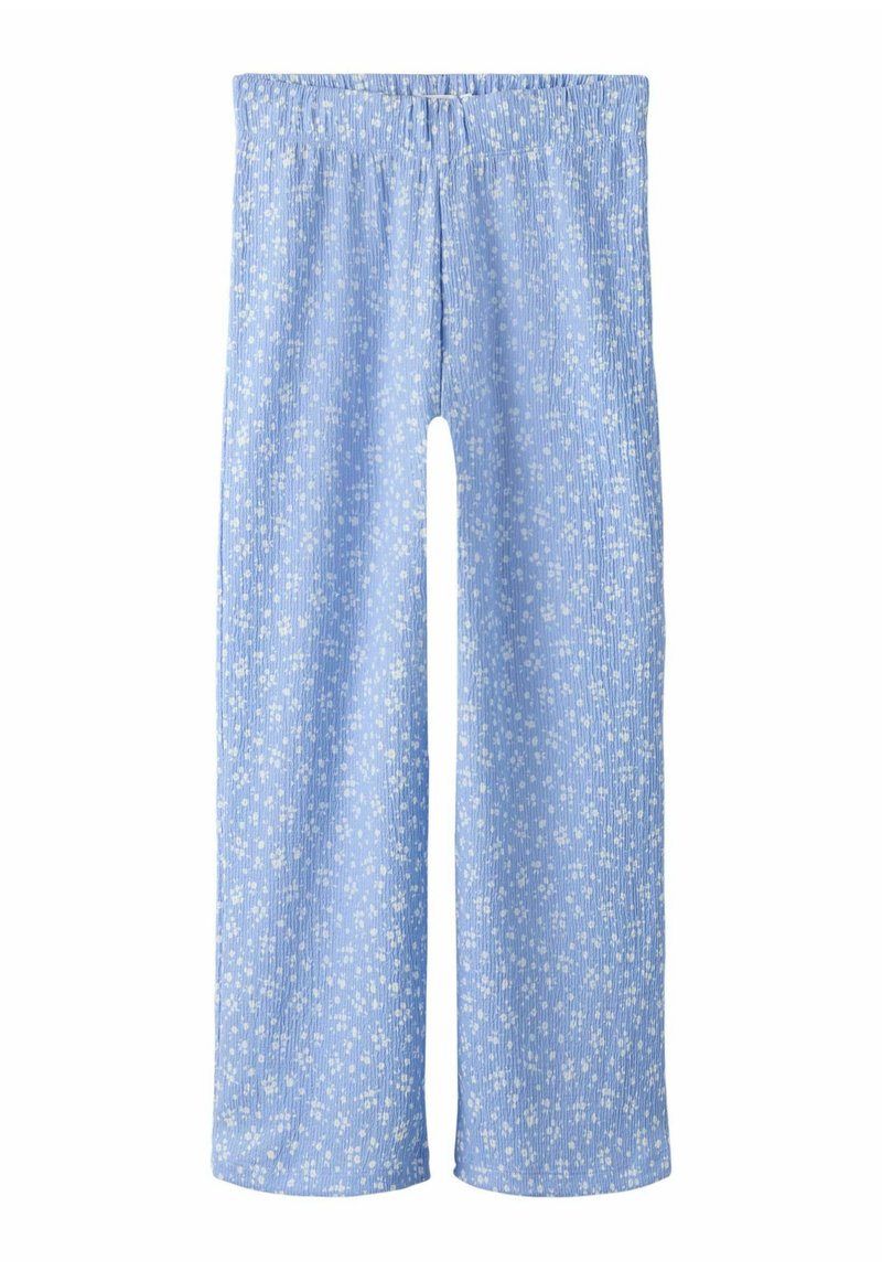 Pantalons larges bleu clair en tissu texturé avec un motif floral blanc, dotés d'une taille élastique pour plus de confort.