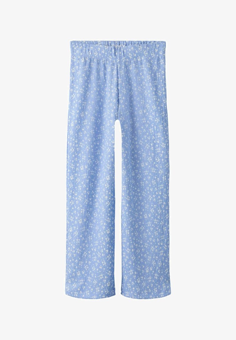 Pantalons larges bleu clair en tissu texturé avec un motif floral blanc, dotés d'une taille élastique pour plus de confort.