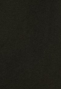 Zwarte textuurstof met een fijne weefpatroon, die een uniforme donkere kleur en matte afwerking toont, ideaal voor meubelbekleding of kledinggebruik.