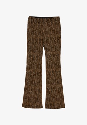 Pantalones acampanados marrones con un patrón texturizado que presenta líneas verticales. Cintura elástica con un detalle de botón decorativo. Acabado de tela suave.