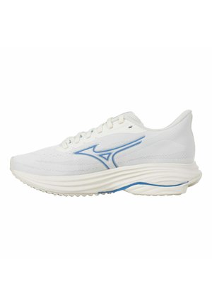 Chaussure de course blanche avec logo bleu, design à lacets et semelle épaisse rembourrée, vue de profil sur un fond blanc.