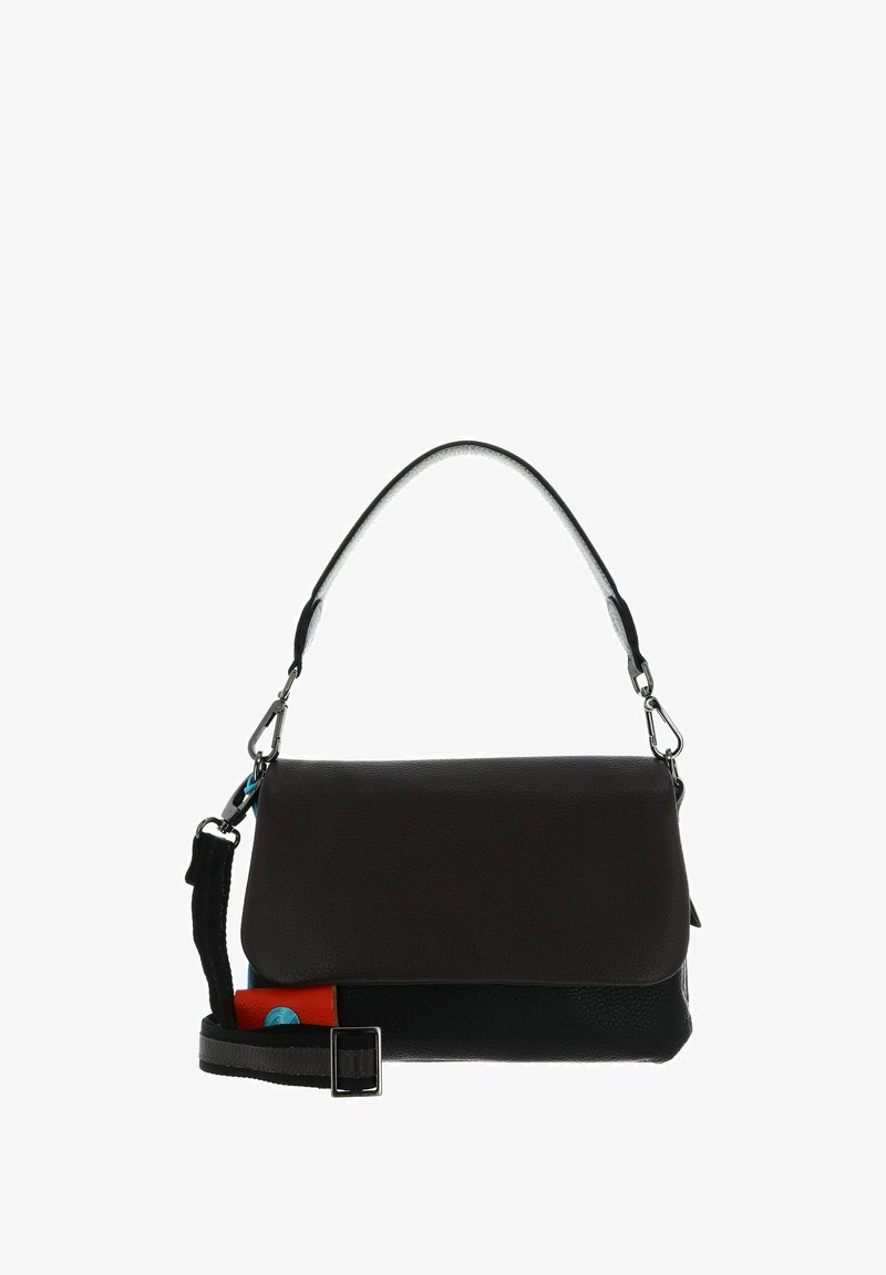 Borsa in pelle nera con chiusura a patta, tracolla regolabile e un accento colorato. Texture liscia, forma rettangolare, con hardware in argento.