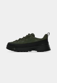 Sneakers in camoscio verde con suola in gomma nera, caratterizzate da una superficie testurizzata, forma arrotondata e un asola sul retro per facilitarne la calzata.