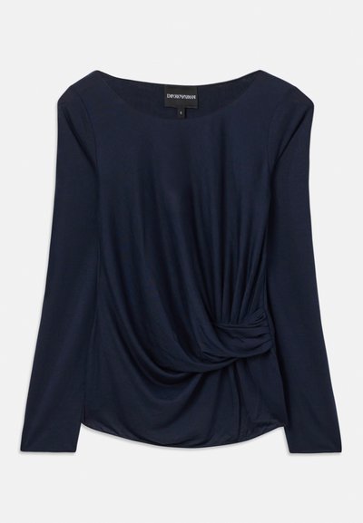 Mörkblå långärmad topp med rundad halsringning och draperad knutdetalj vid midjan. Tillverkad av mjukt, elastiskt material för komfort.