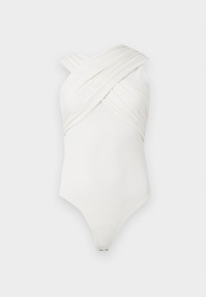 Λευκό ολόσωμο με σταυρωτό σχέδιο, κατασκευασμένο από απαλό, ελαστικό ύφασμα. Διαθέτει συγκεντρωμένες λεπτομέρειες μπροστά και κλείσιμο με κουμπιά στο κάτω μέρος.