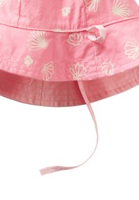 Cappello a secchiello rosa realizzato in tessuto, caratterizzato da un design leggero con motivi a conchiglie bianche e una cinghia sotto il mento per una vestibilità sicura.