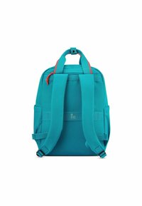Turquoise rugzak met rode ritsaccent, gevoerde schouderbanden en twee zijzakken. Glad textuur stof en logo aan de onderkant.
