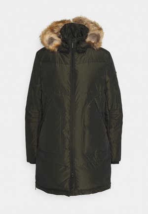 Parka matelassée longue jusqu'aux genoux de couleur olive foncé avec une fermeture éclair centrale, deux poches avant et une capuche bordée de fausse fourrure beige.