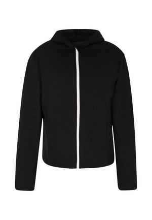 Zwarte capuchonjack met een witte rits, twee voorzakken en een gladde textuur. Beschikt over een getailleerde snit en zacht materiaal.
