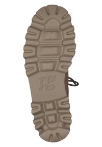 Brun skosål med fremtrædende grebmønster, der har dybe riller og en tekstureret overflade. Markeret med 'pg' logoet i midten.