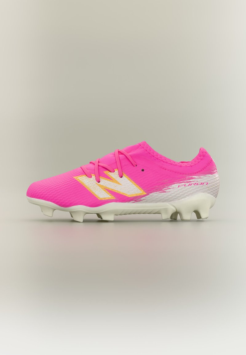 Crampon de football rose vif avec semelle blanche, logo "N" blanc et jaune sur le côté, et dégradé blanc avec le texte "Furon" près du talon.