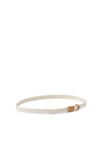 Ceinture en cuir blanc avec un design élégant et plat. Elle possède une boucle en ton doré avec un logo en relief et un anneau métallique.