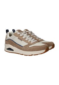 Beige en witte sneakers met een combinatie van suède en mesh bovenwerk, voorzien van een blauwe zijstreep, gewatteerde kraag en rubberen zool met luchtkussens.