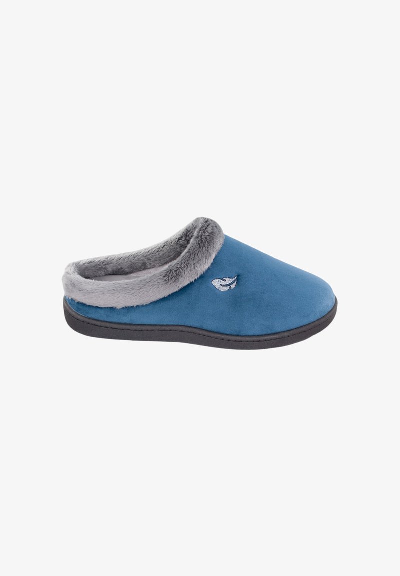 Zapatilla de ante azul con un suave forro de piel sintética gris, un respaldo ligeramente elevado y un pequeño diseño bordado en el lateral.