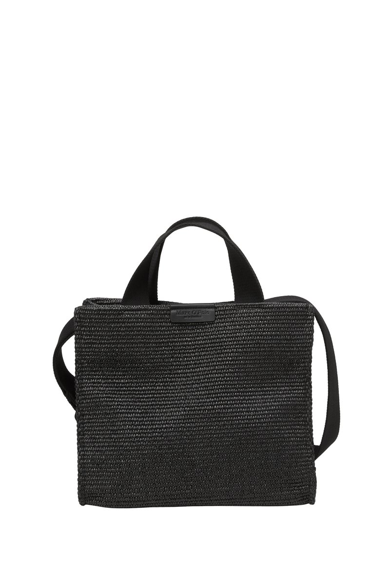 Schwarze, gewebte Stofftasche mit zwei kurzen Griffen und einem abnehmbaren Schultergurt. Verfügt über eine strukturierte Oberfläche und ein Markenetikett auf der Vorderseite.