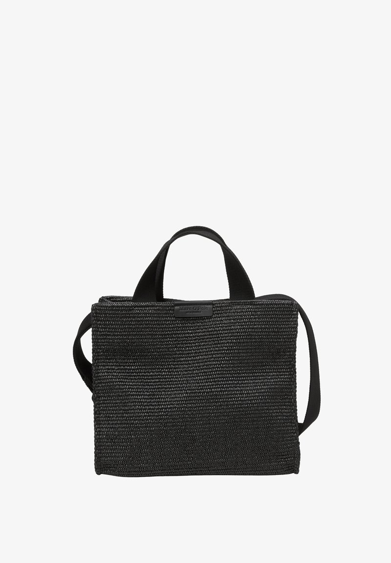 Schwarze, gewebte Stofftasche mit zwei kurzen Griffen und einem abnehmbaren Schultergurt. Verfügt über eine strukturierte Oberfläche und ein Markenetikett auf der Vorderseite.