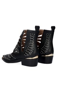 Botas de tobillo de cuero negro con diseño cortado y tachuelas plateadas. Presentan un acento metálico dorado en el tacón y un tacón ancho.