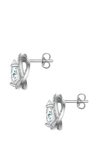 Sudraba auskari ar marķīzēta griezuma akmeni, ko ieskauj savītas lentes, gar malām dekorētas ar mazām kristālu pērlēm. Iekšējie ieliekamie elementi caurdurtām ausīm.