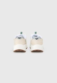 Helle Sneakers mit einem oberen Teil aus weichem Wildleder und Mesh, weißer Zwischensohle und Gummigummiaus outsole; ausgestattet mit einer grünen Zuglasche und Logodetails.