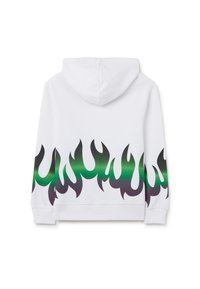 Witte hoodie met een verloop vlam ontwerp in groen en zwart langs de onderrand. De stof heeft een soepele textuur en een klassieke pasvorm.