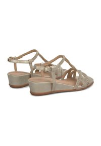 Leren sandalen in metallic goud met decoratieve banden en een gestructureerd oppervlak. Voorzien van een enkelband met een gesp en een gematigd verhoogde hak.