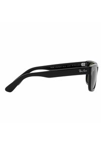 Occhiali da sole neri con una montatura spessa e stanghette dritte. Presentano il marchio Ray-Ban, una finitura lucida e lenti grigie oscurate.