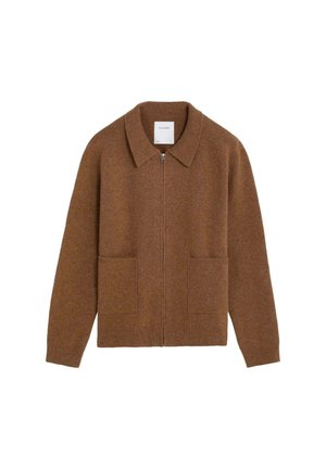 Suéter marrón con cremallera, cuello ancho y dos bolsillos frontales, hecho de tela de punto.