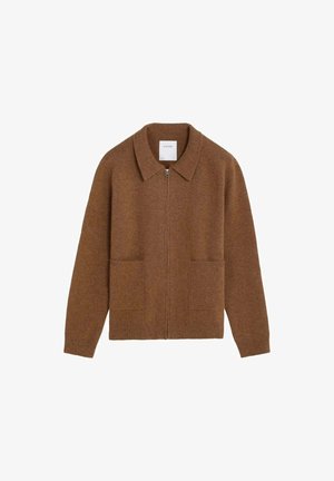 Suéter marrón con cremallera, cuello ancho y dos bolsillos frontales, hecho de tela de punto.