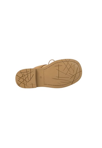 Semelle de chaussure marron avec des motifs de bande de roulement abstraits ressemblant à des rayures et le logo "CAMPERLAB", isolée sur fond blanc.