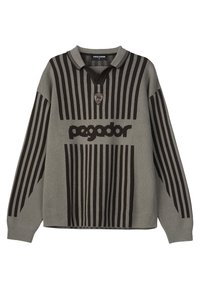 Hnědý a šedý pruhovaný pletený pulovr s golierom, na prednej strane s logom a kontrastnými vertikálnymi pruhmi. Textúrovaný materiál.