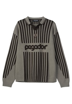Pullover de malha riscado em castanho e cinza com colarinho, apresentando um logótipo e linhas verticais contrastantes na parte da frente. Detalhe em tecido texturizado.