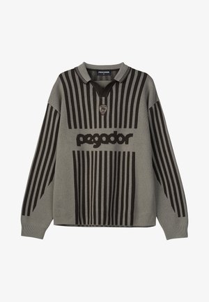 Pullover de malha riscado em castanho e cinza com colarinho, apresentando um logótipo e linhas verticais contrastantes na parte da frente. Detalhe em tecido texturizado.
